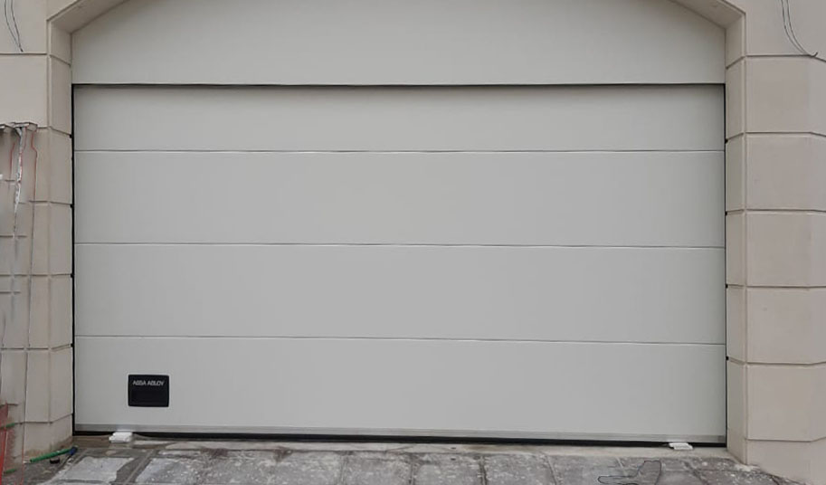 Garage Doors / Overhead Sectional Garage Door